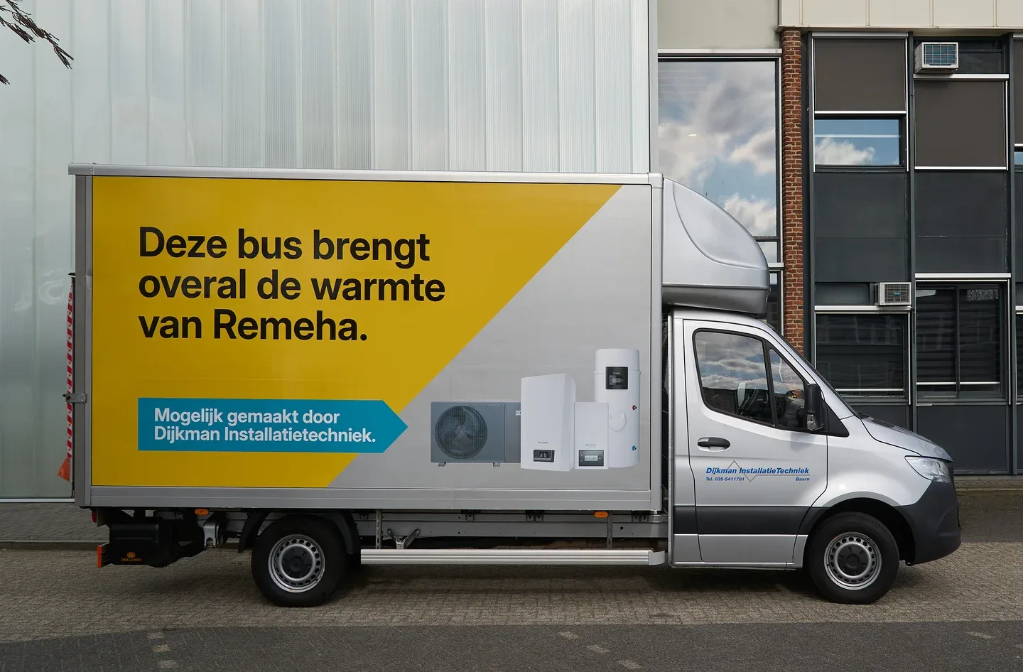 De bedrijfsbus van Dijkman Installatie Techniek met Remeha-reclame